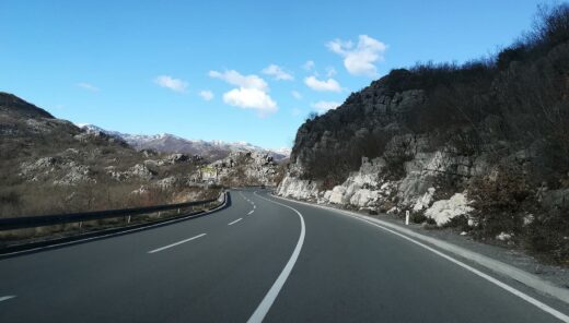 Pohled na silnici v Černé Hoře