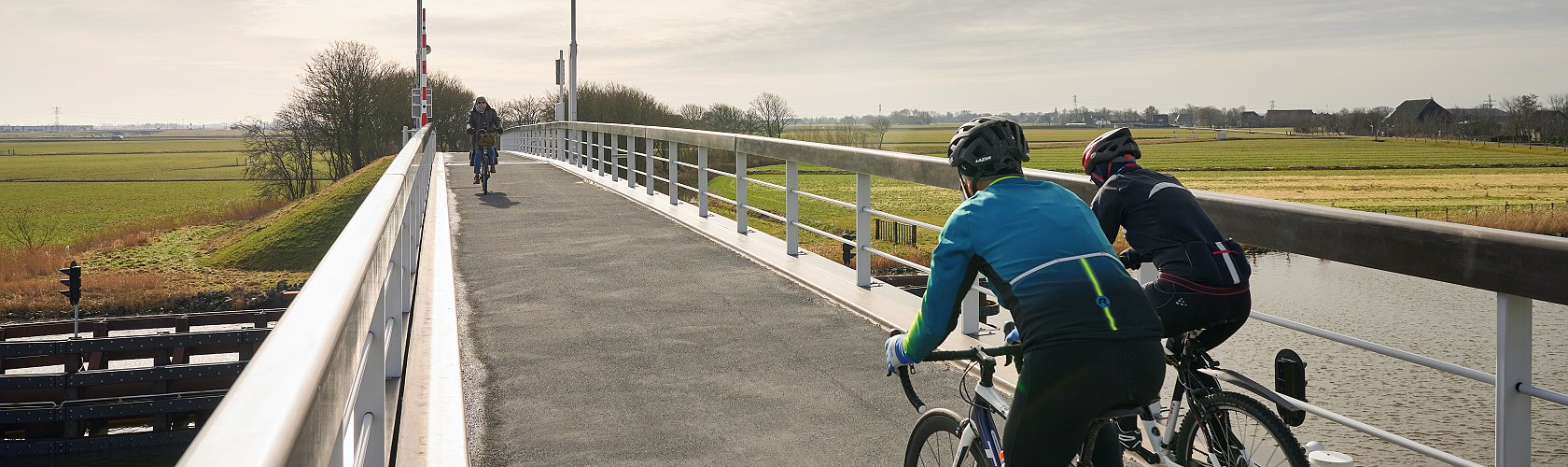 Cyklisté jedoucí přes most