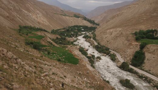 Řeka protékající údolím
